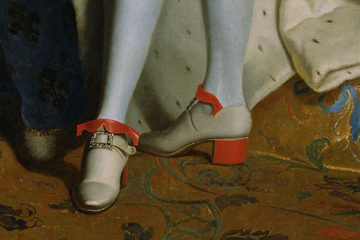 [ Detail z portrétu Ľudovíta XIV z roku 1700, na ktorom sú červené topánky na opätkoch, ktoré mohlo nosiť len niekoľko jeho obľúbencov. ]